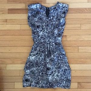 Printed sleeveless v-neck dress with tie-waist